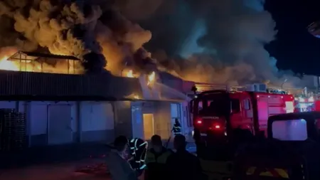 Incendiu uriaș la un depozit din Pantelimon. Au fost trimise patru mesaje Ro-Alert