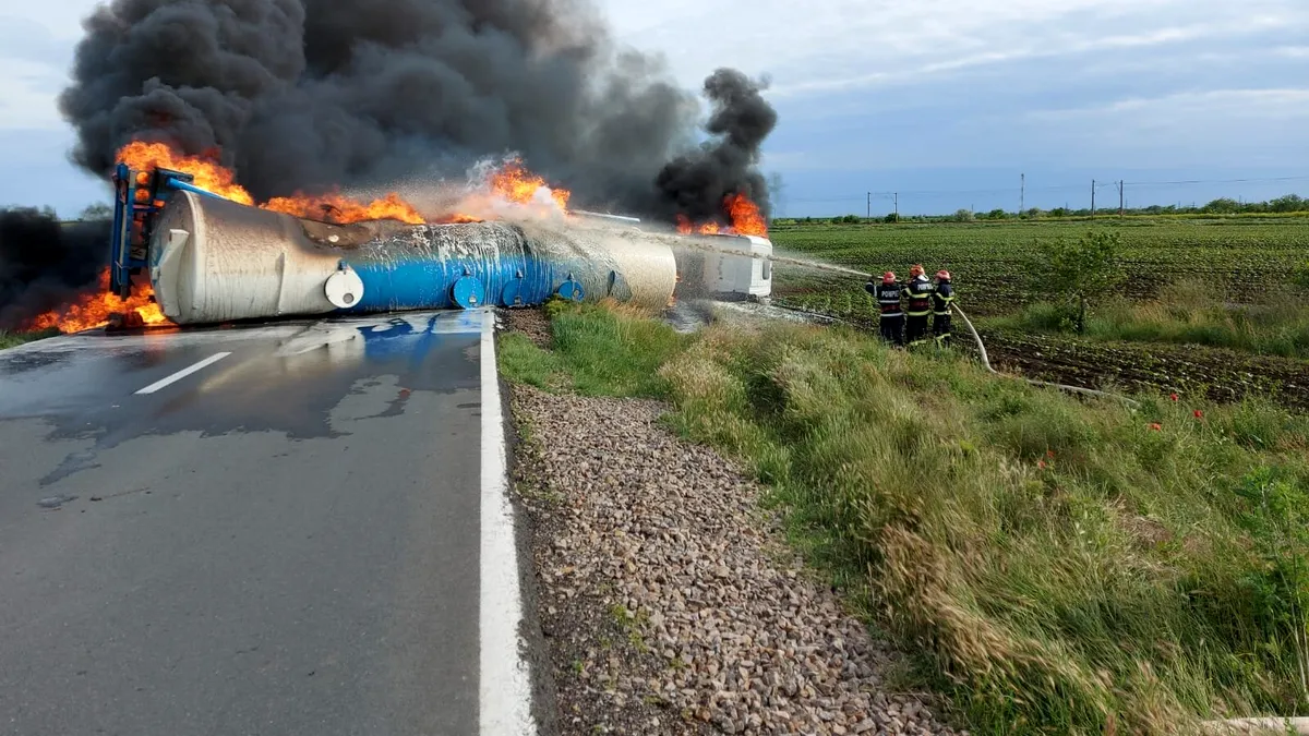 La un pas de tragedie, tot în Dâmbovița. O cisternă cu GPL s-a răsturnat pe A1