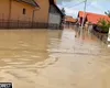Moment dramatic în transmisiune live: reporteriță doborâtă de viitură (VIDEO)