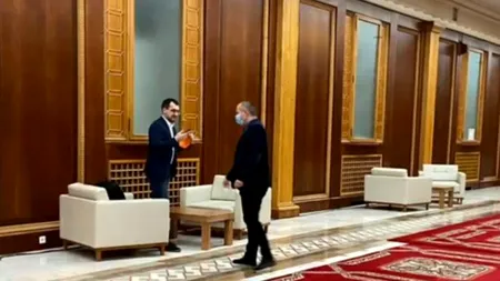 Fotografiat fără mască în parlament, ministrul Vlad Voiculescu se scuză printr-o minciună