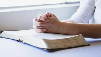 AUR propune momente solemne în școli: imnul și rugăciunea „Tatăl nostru” la începutul zilei