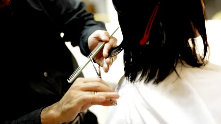 O femeie a primit 271.000 de dolari daune de la un salon după ce a reclamat că a fost tunsă prea scurt