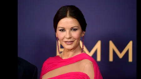 Catherine Zeta-Jones: Soarele nu a răsărit încă la Bucureşti şi mă pregătesc să devin Morticia Addams