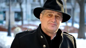 Poezioara zilei: Dinescu, drona și pătuțul geopolitic al lui Nicușor