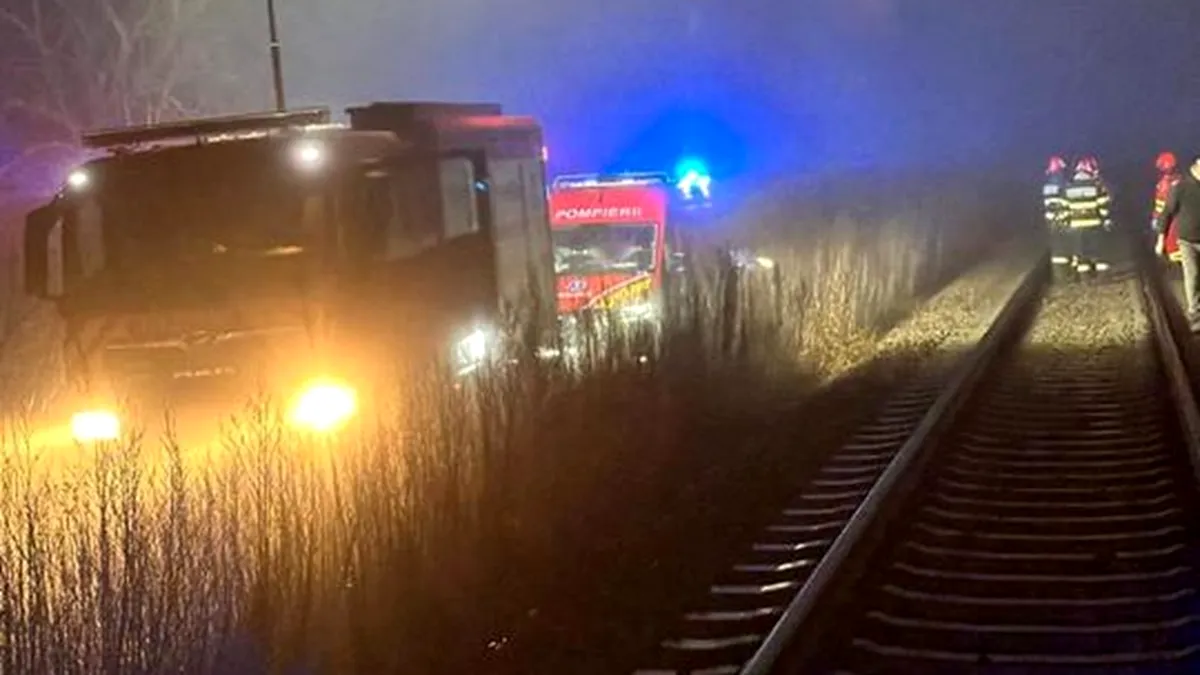 Tren cu 200 de pasageri, blocat pe câmp după un incendiu