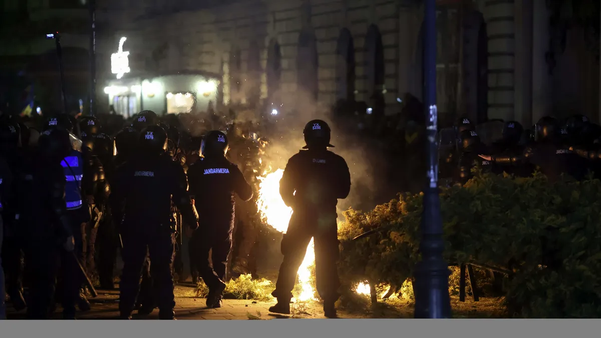 Violențe la protestul pro-Georgescu din fața BEC: trei parlamentari AUR și șeful Sputnik România, implicați