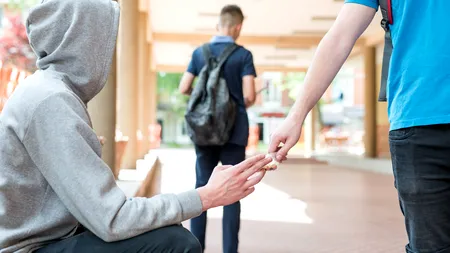 Vârsta consumatorilor de droguri a scăzut la 10-11 ani. Ce face Ministerul Educației?