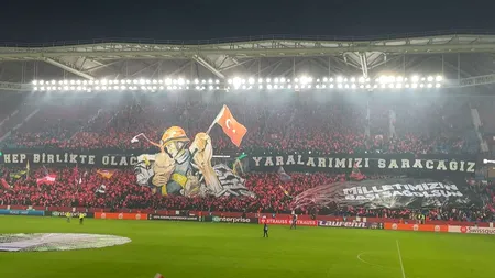 Scenografie emoționantă a fanilor lui Trabzonspor: un pompier ține în brațe un bebeluș scos dintre dărâmături (VIDEO)