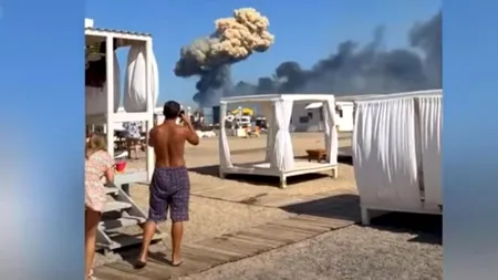 La plajă, printre explozii: Războiul nu le strică rușilor concediul în Crimeea (video)