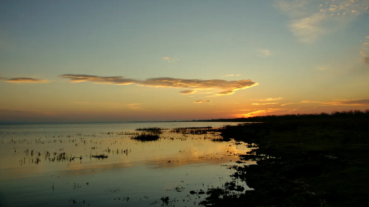 „Balatonul României”, lacul de 7.500 ha distrus de comuniști și abandonat de 25 de ani, din cauza incoerențelor legislative