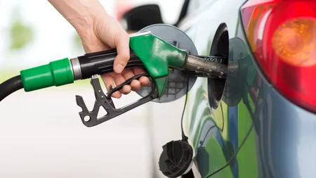 Ce este „acciza dinamică” din tariful litrului de carburant? Economiștii salută o decizie necesară, dar greu de aplicat