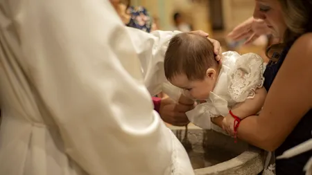 Patriarhia Română, prima reacție după ce un bebeluș a decedat în urma botezului