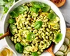 Cina perfectă pentru zile caniculare: paste cu legume și pesto, gata în doar câteva minute