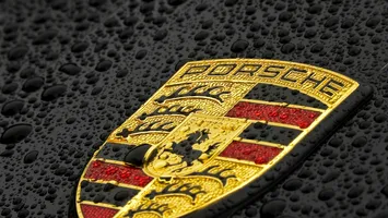 Refugiat ucrainean „de lux”, obligat să returneze 72.000 de euro. Avea Porsche și mergea în vacanțe scumpe pe banii statului