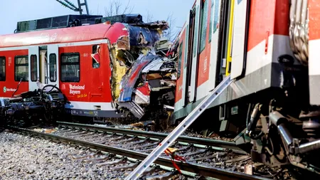 Cel puţin trei morţi şi 60 de răniţi într-un accident de tren