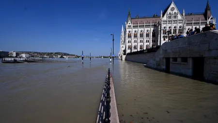 Dunărea a inundat Budapesta: drumuri închise, localități izolate. Sacii cu nisip care ar fi trebuit să oprească apa au fost furați