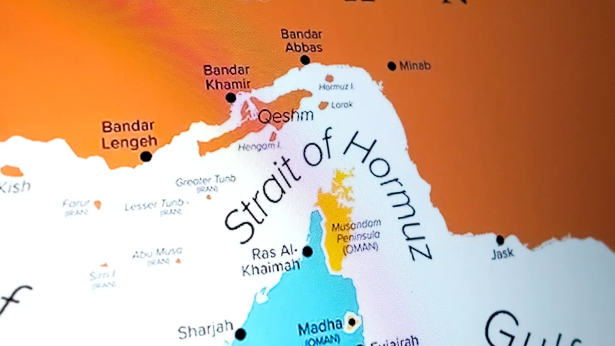 Criza din Strâmtoarea Ormuz blochează fluxul de energie spre Asia și aruncă prețurile petrolului în aer
