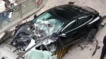 Mașină Tesla scăpată de sub control rade tot în China (VIDEO)