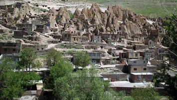 Satul din piatră vie: Kandovan, locul unde oamenii trăiesc de 700 de ani în munți vulcanici