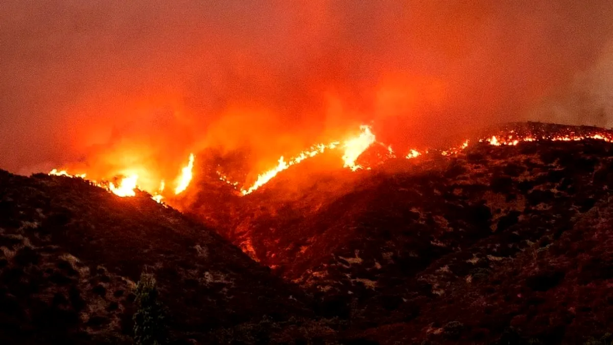 Incendiu incontrolabil în apropiere de Los Angeles: Oamenii au fost evacuați din case