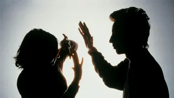 Studiu: una din patru femei din România este agresată de partener