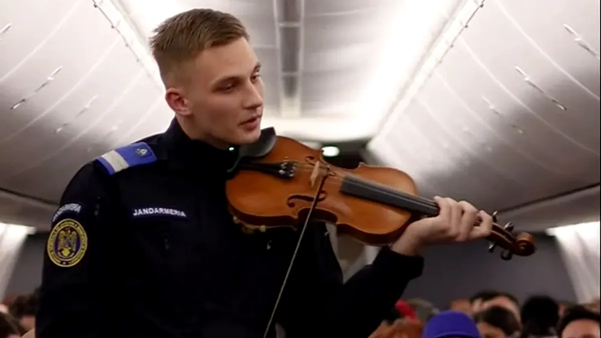 Imnul României la 10.000 de metri: un jandarm a cântat pentru pasagerii Tarom VIDEO
