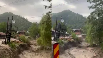 Prăpăd în țară din cauza inundațiilor. Case distruse, mașini luate de apă și drumuri blocate, sute de oameni evacuați(VIDEO)