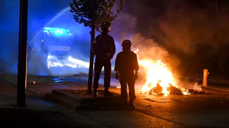 Franța arde! Confruntări dure între polițiști și răsculați, la Marsilia! Incendiatori de 12-13 ani