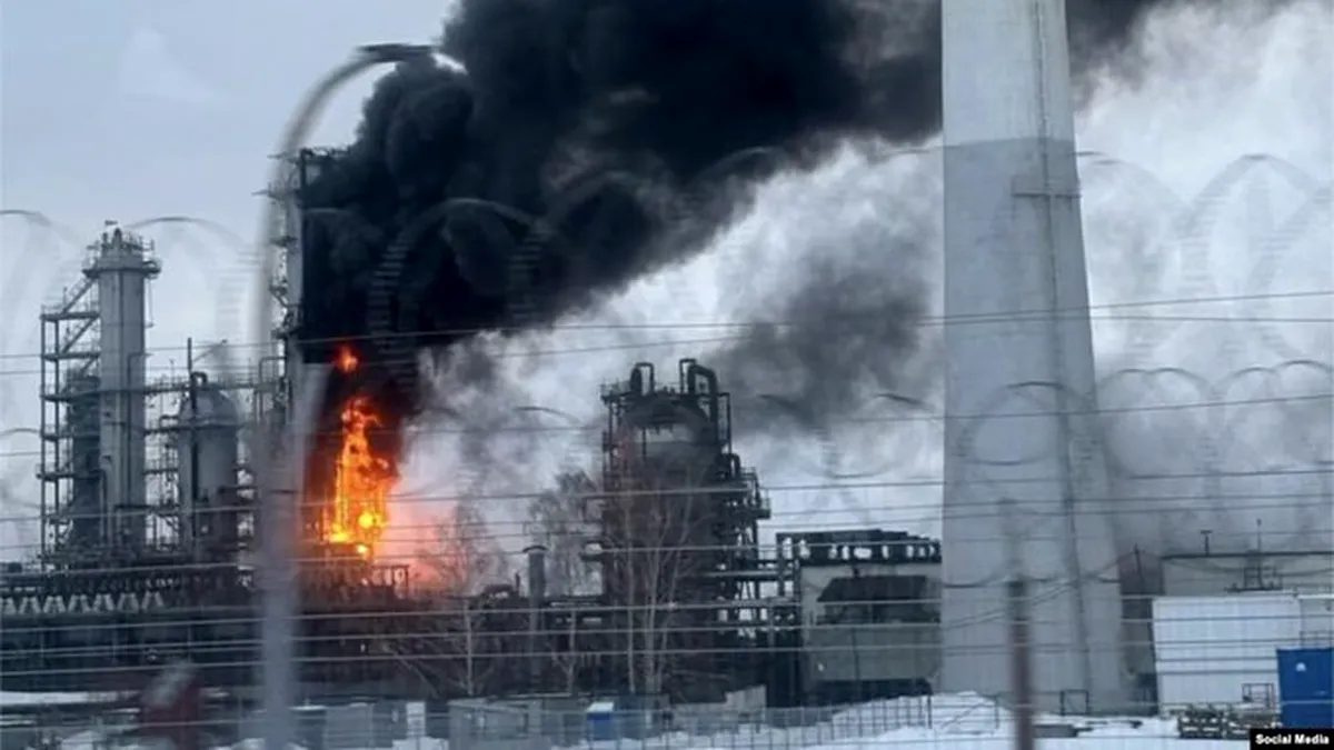 Incendiu uriaș la o rafinărie Lukoil din Rusia. Regiunea a fost atacată cu drone (video)