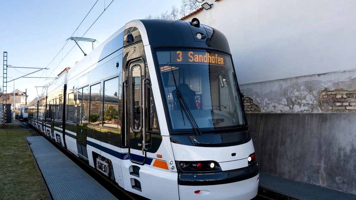 Un cunoscut producător auto a fabricat cel mai lung tramvai din lume. Unde va circula pentru prima dată