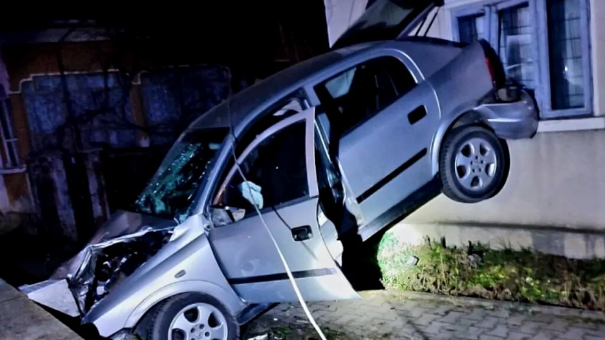 Accident spectaculos în Giurgiu. S-a înfipt cu mașina într-un stâlp de electricitate, după ce a lovit o casă