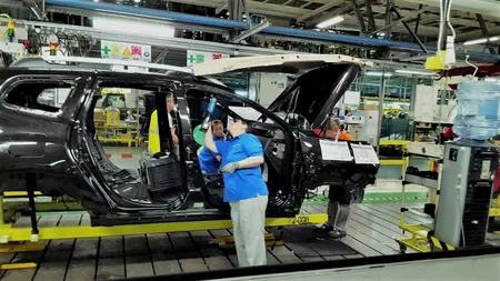 Uzina Dacia îşi suspendă activitatea, din nou. Criza componentelor electronice lovește angajații