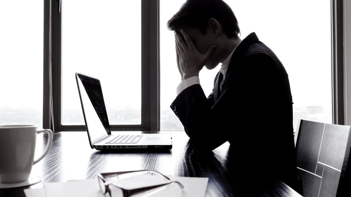 Românii, tot mai stresați și epuizați la job. Doar 27% mai sunt fericiți