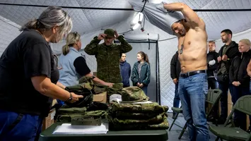 Țara din UE în care președintele se pregătește în caz de război. Și-a lăsat costumul și a îmbrăcat echipamentul militar