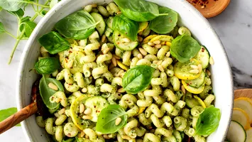 Cina perfectă pentru zile caniculare: paste cu legume și pesto, gata în doar câteva minute