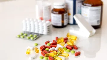 Medicamentele din România vor fi de șase sau opt ori mai scumpe. Producătorii au noi cerințe de mediu europene