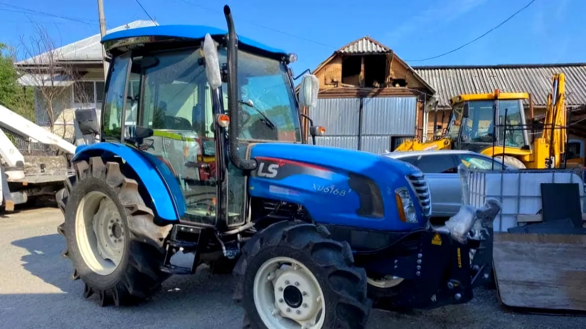 Eterna și fascinanta Românie: tractorul Primăriei, furat cu remorcă cu tot!