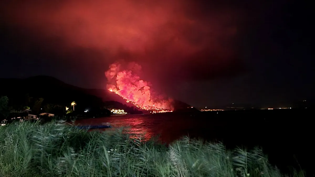Insula din Grecia preferată de mulți români, cuprinsă de foc (VIDEO)