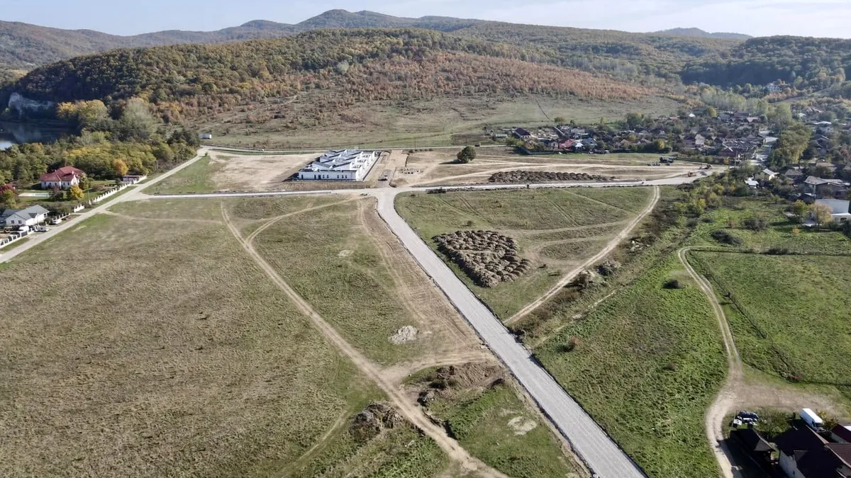 Islaz transformat în heliport. În apropiere, se construieşte şi un bazin olimpic de înot