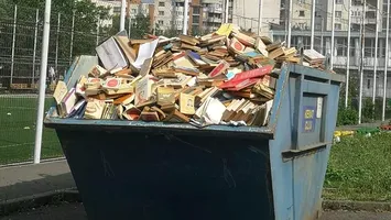 Barbarie: Sute de cărți aruncate la gunoi la o școală din Cluj-Napoca