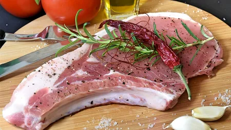 EXCLUSIV. Masa românilor de Crăciun: Carne de porc din Germania și Spania, asezonată cu roșii turcești
