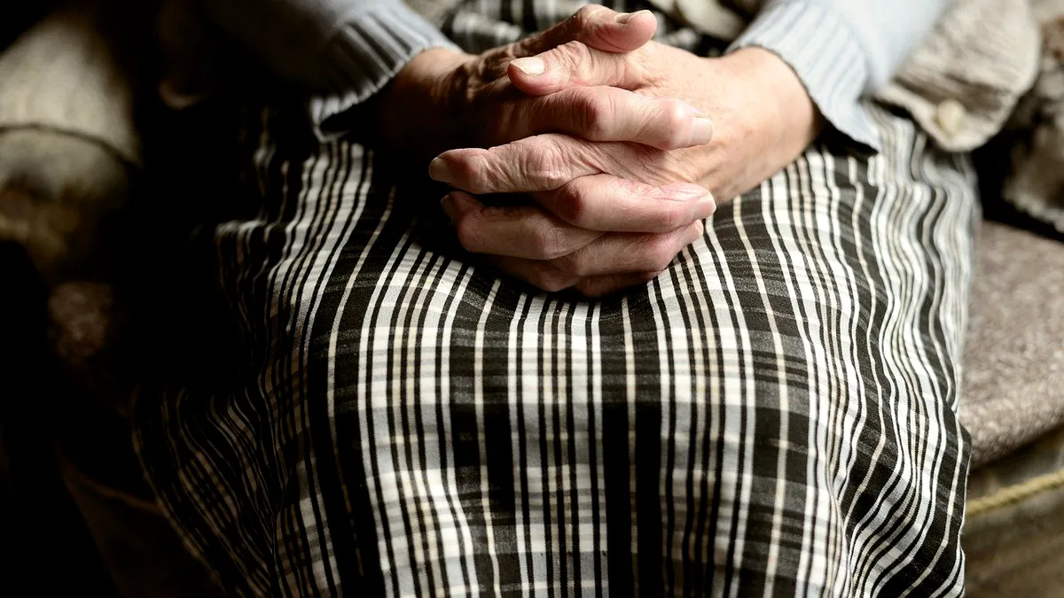 Un nou azil al groazei în Ilfov. ANPC a închis centrul de vârstnici, unde s-au descoperit condiții grele de trai, alimente și medicamente expirate