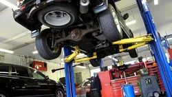 Amenzi grele în service-urile auto: tarife fixate ilegal la manoperă și piese de schimb