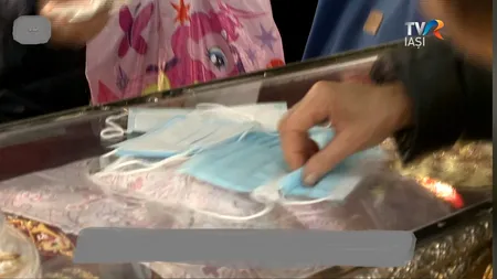 Masca, frecată de moaștele Sfintei Parascheva. O femeie este convinsă că așa va avea noroc. Preoții nu intervin VIDEO