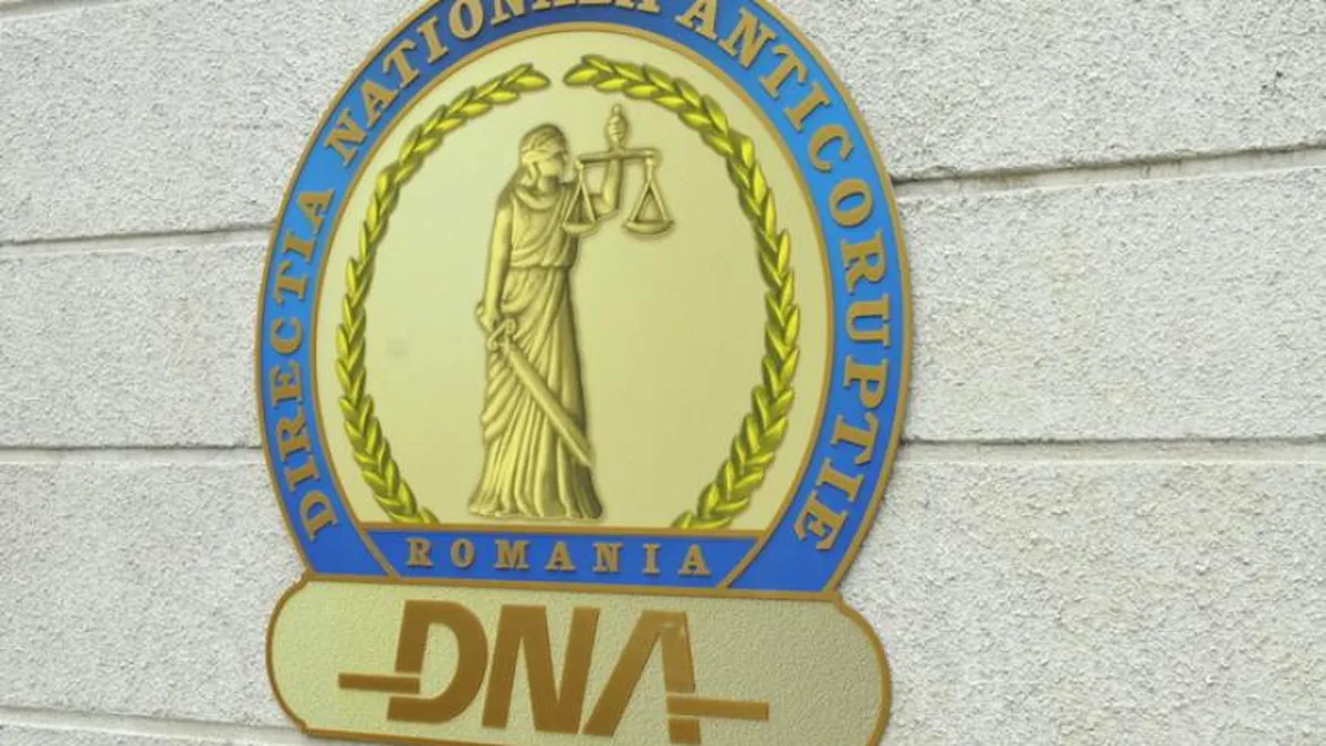 Fostul şef al Serviciului Juridic din Prefectura Mehedinţi şi un fost director executiv din Primăria Drobeta Turnu Severin, trimişi în judecată de DNA
