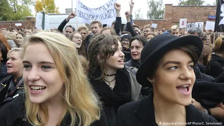 Polonia intenționează să se retragă din tratatul european privind violenţa împotriva femeilor / Consiliul Europei, îngrijorat