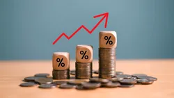 Alertă pentru români: Ratele pot crește cu 50%, după intrarea în recesiune