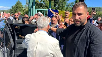 Călin Georgescu primit de un preot fals în Moldova. Fostul candidat la prezidențiale se afla în mijlocul turneului politic