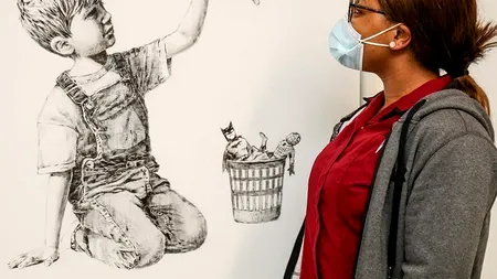 Banksy, iar pe val: Cu cât s-a vândut tabloul cu băieţelul și păpușa-asistentă supererou
