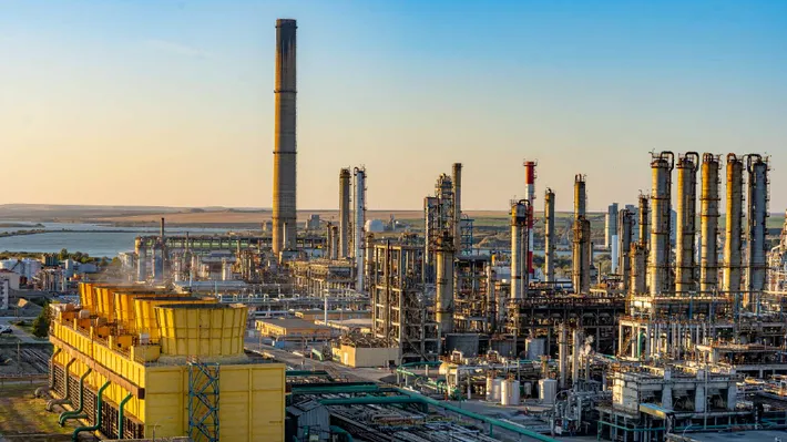 Revoltă la Petromidia: angajații declanșează conflictul de muncă după refuzul măririi salariale